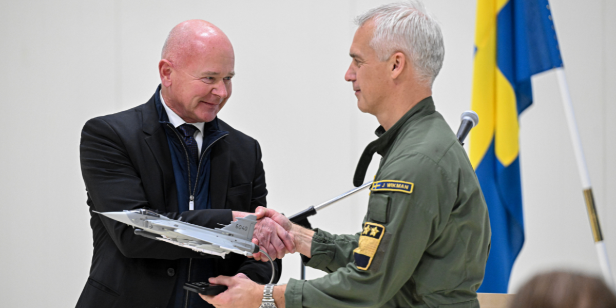 Saab når historisk milstolpe – höjer prognosen