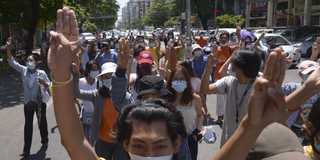 Demonstranter gör den tre-fingershälsning som blev symbol för motståndet mot militärjuntan under en protest i Yangon, Myanmar, 2021. (Foto: AP) 
