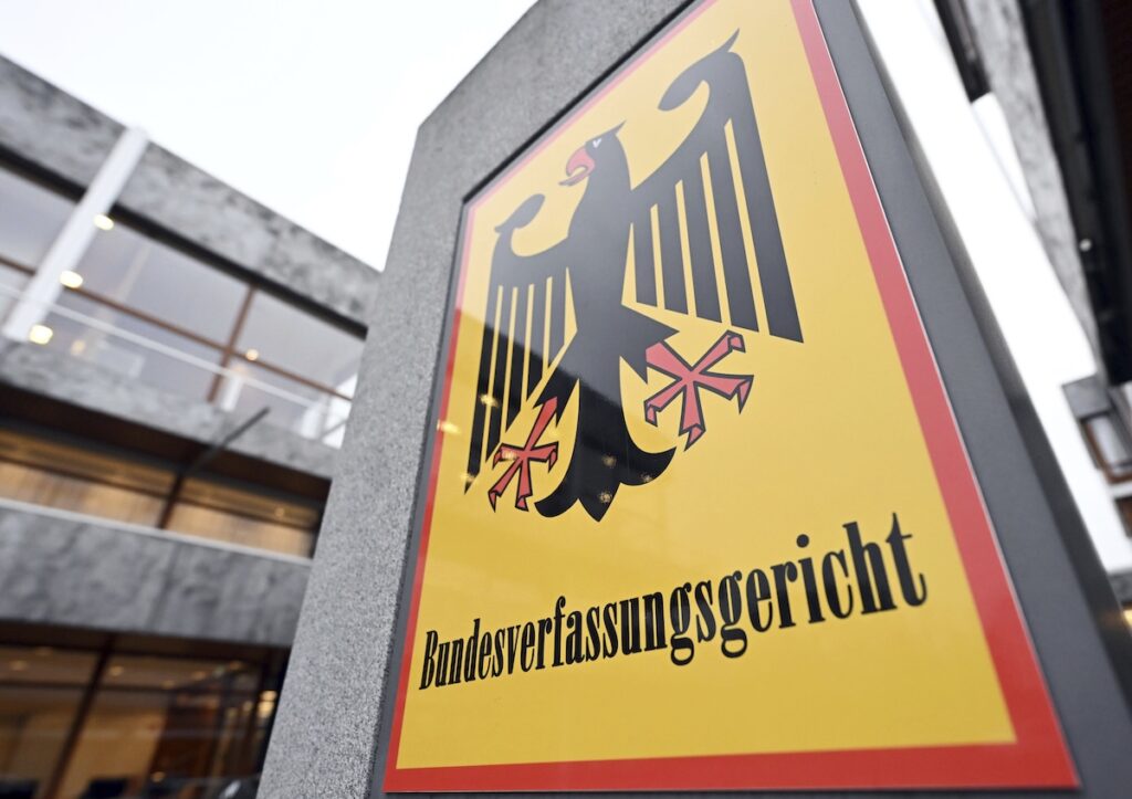 Det är Tysklands författningsdomstol, Bundesverfassungsgericht som beslutade att lönerna för statligt anställda måste ligga minst 15 procent över den lagstadgade grundnivån.