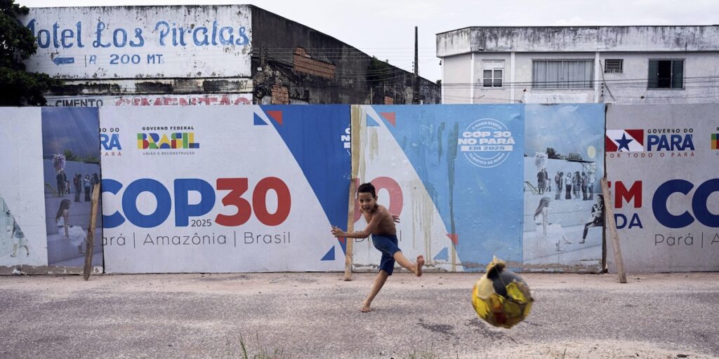 Inför COP30 i Brasilien vill Bill Gates att klimatdebatten ska handla mer om människor än om utsläpp. (Foto: AP Photo/Jorge Saenz/TT)