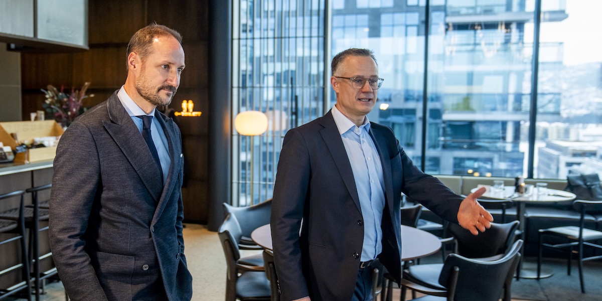 Miljardären flyttar till Sverige