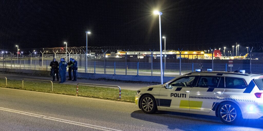 Dansk polis vid Köpenhamns flygplats efter en drönarinvasion i september.  (Foto: Steven Knap/TT)