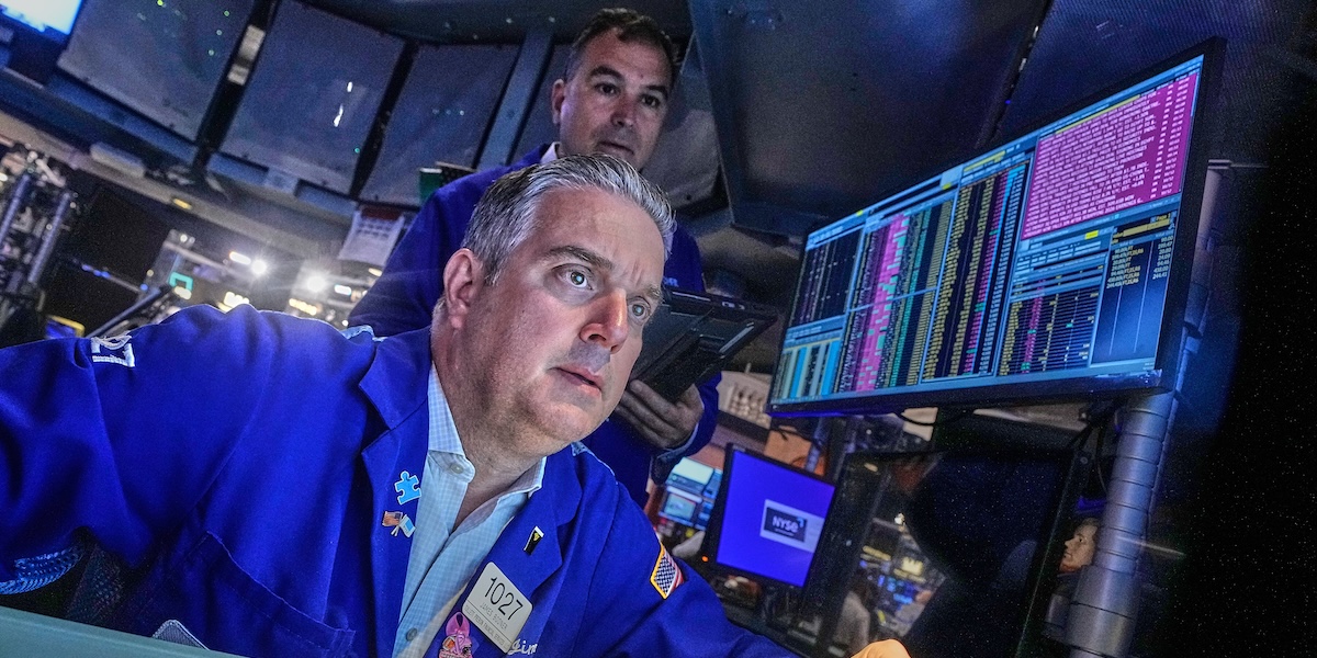 Rött på världens börser – riskaptiten på reträtt