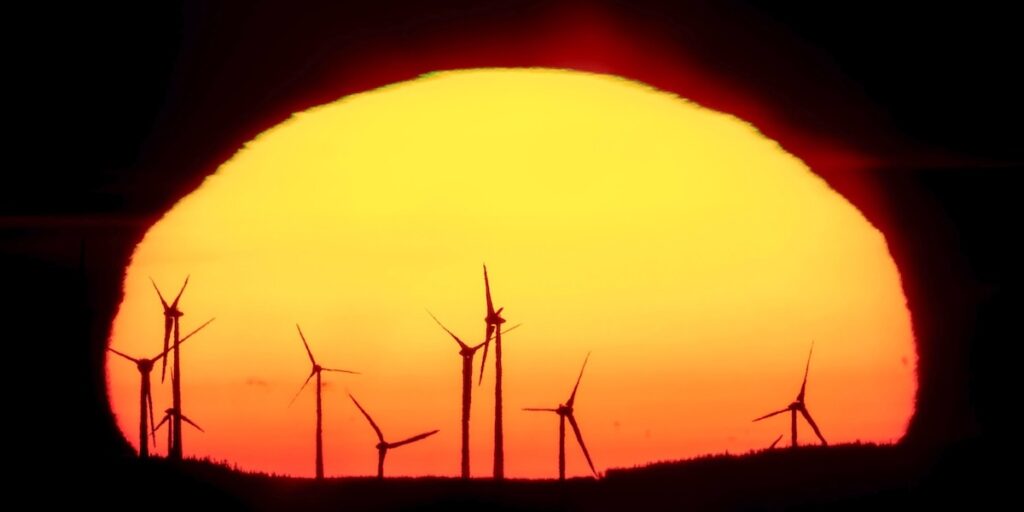 Världen går i rätt riktning när det gäller att ställa om till gröna energikällor som vind och solkraft.