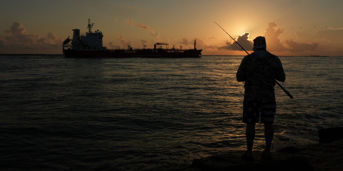 Mysteriet: Vem har gömt 130 miljoner fat olja?