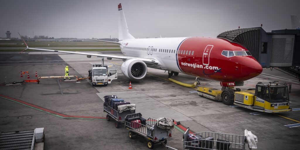 Ett Boeing 737 MAX 8 tillhörande Norwegian på Köpenhamns flygplats. Flygmodellen har länge varit Boeings bästsäljare men har nu passerats av Airbus A320-familjen. (Foto: Johan Nilsson/TT)