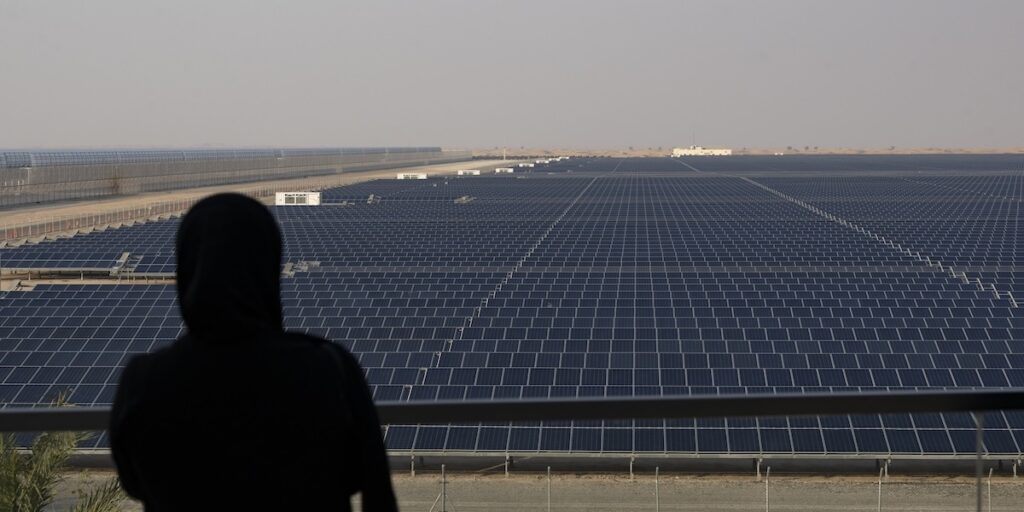 Solenergi växer snabbt som den största gröna energikällan, men klarar dock inte FN-målet.