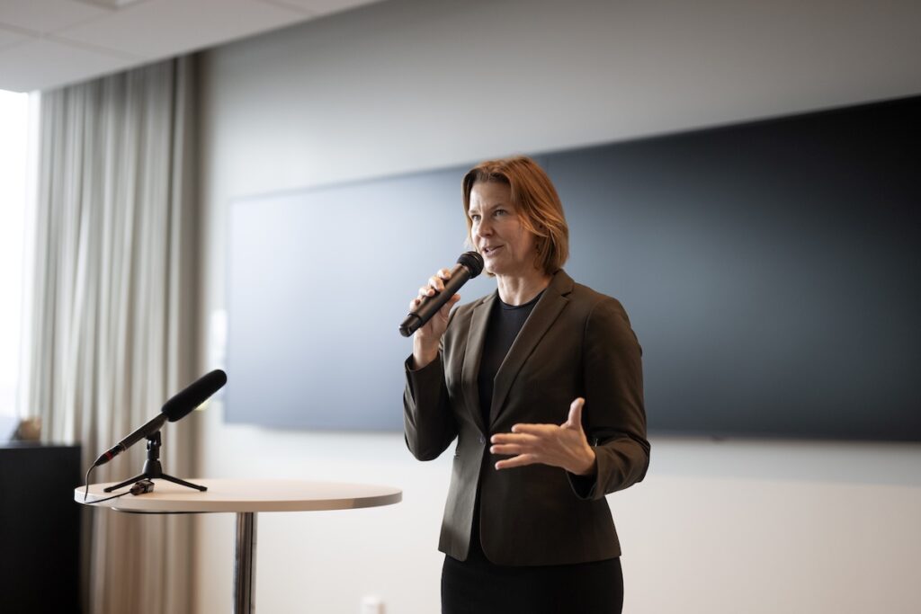 Jämställdhetsminister Nina Larsson vill ta krafttag mot ekonomiskt våld mot kvinnor.