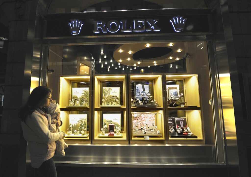 Tillverkarna vill numera helst öppna sina egna butiker.