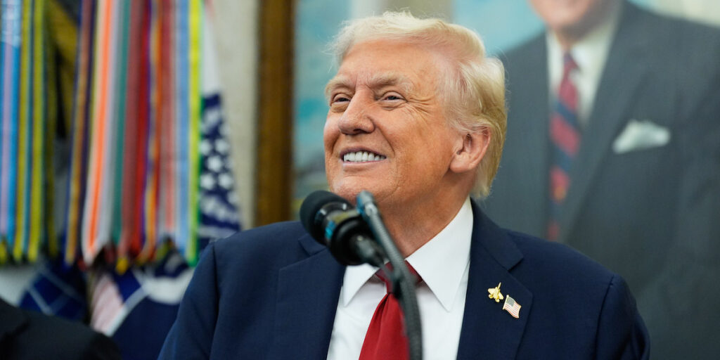 USA:s president Donald Trump talar i Vita husets ovala rum, tisdagen den 30 september 2025
