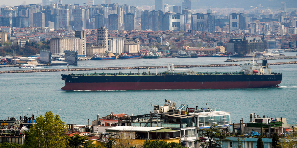 Fartyg fyller världshaven – då sjunker priset på olja