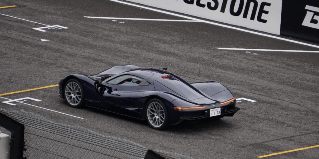 1 953 hästkrafter och en aerodynamisk form som mest påminner om ett flygplan, rusar den till 100 km/h på 1,78 sekunder. (Foto: Aspark)