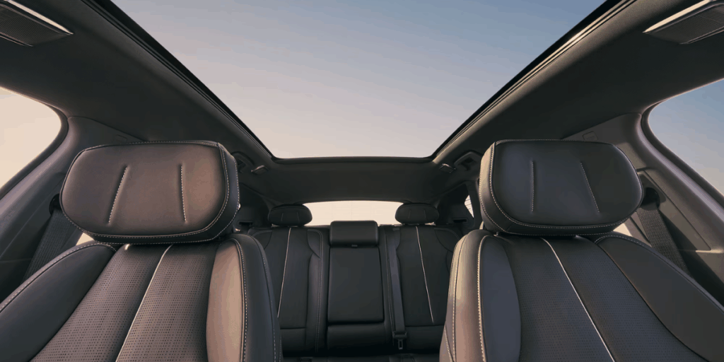 Luftigt och rymligt med stort panoramaglastak. (Foto: Cadillac)