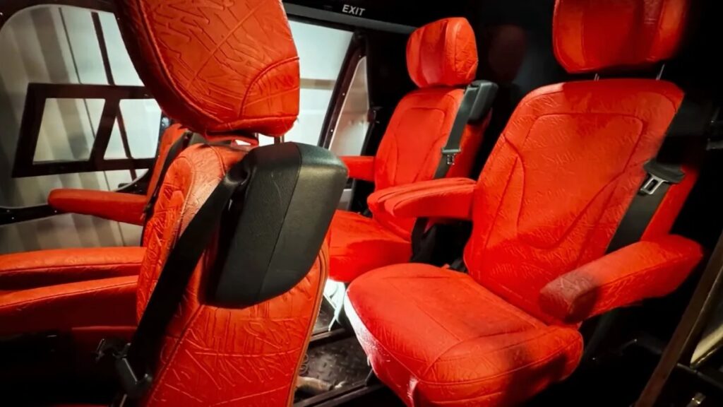 Rött läder på insidan och guld på utsidan. 