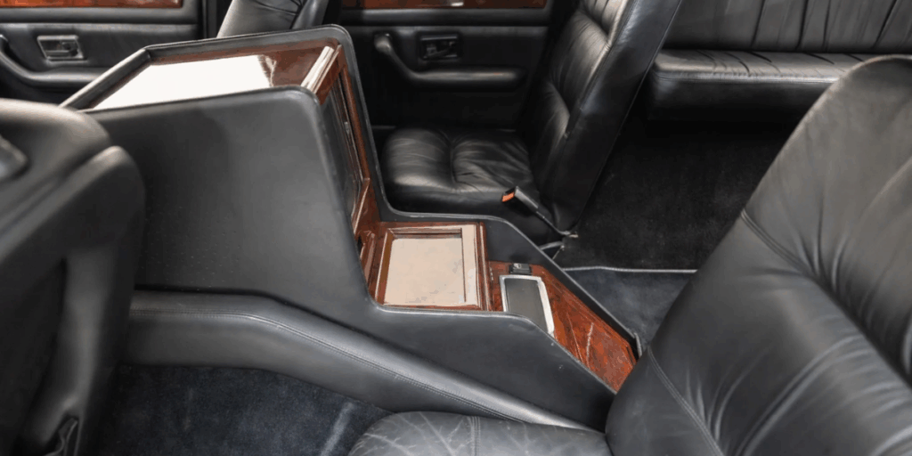 Här hittar du inget mindre än en tv. (Foto: Bring a trailer)