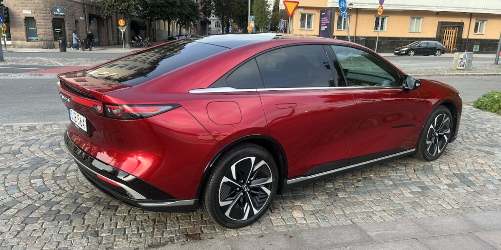 Mazda 6e fotograferad snett bakifrån