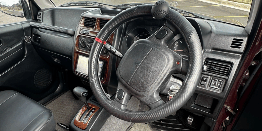 Oklart varför man behöver styrhjälp? Ja, okej, det är ingen servo så klart. (Foto: Cars and bids)