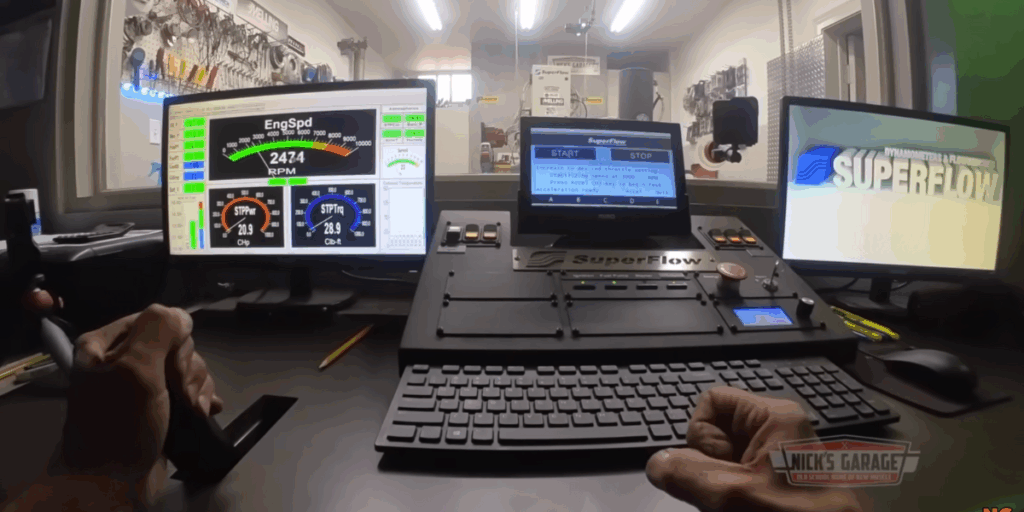 Så här ser det ut där han sitter och monitorerar datan. (Foto: Nicks Garage på Youtube)