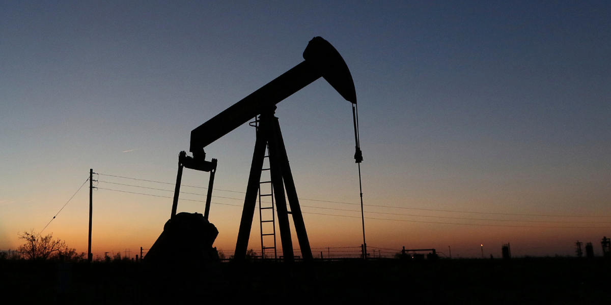 Oljan störtdyker efter oväntad lagerboom