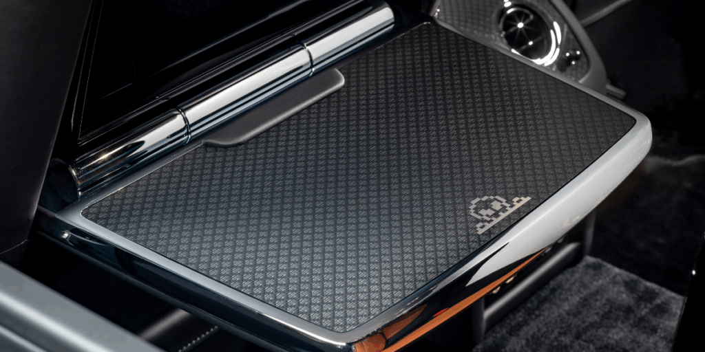 Ett litet bord som så klart har samma tema. (Foto. Rolls-Royce)