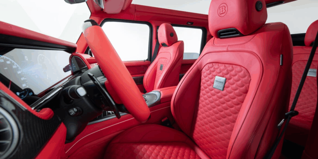 Inne i kupén är det rött, tveksamt färgval men klart är att det väcker uppmärksamhet. (Foto: Brabus)
