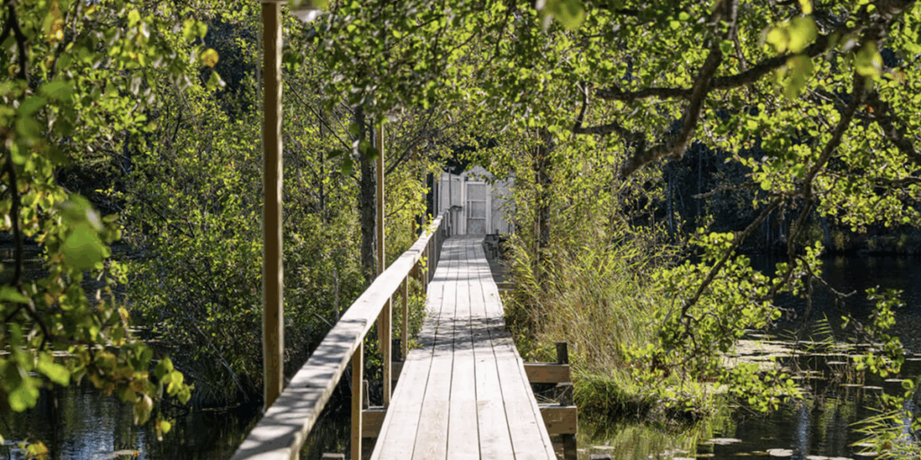 Spången som leder ut till Korsholmen, en egen värld mitt i Nacka. (Foto: Skandiamäklarna Nacka)