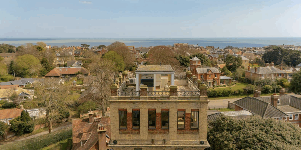 Det ombyggda vattentornet i Aldeburgh, ett sällsynt inslag på den brittiska bostadsmarknaden som nu går att slå till på.  (Foto: Savills)