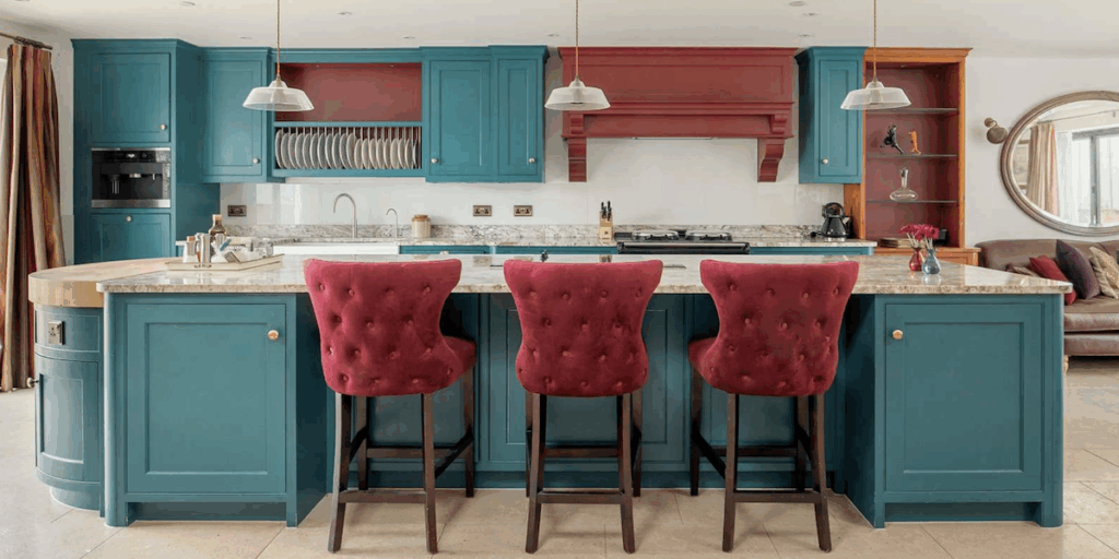 Kök- och matsalsdelen öppnar mot terrasserna och skapar en naturlig social mittpunkt. (Foto: Savills)