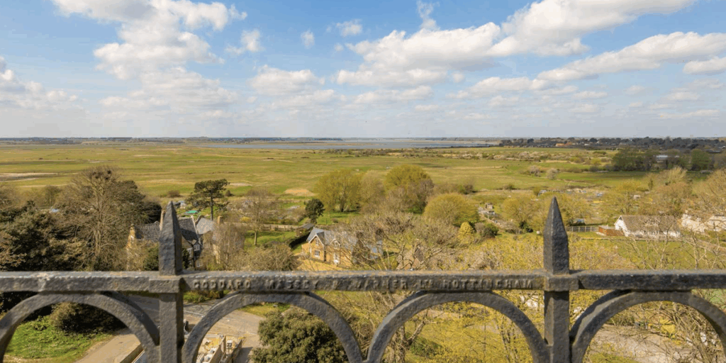 Takterrassen bjuder på 360-graders vy över havet, floden och Aldeburghs kustlinje. (Foto: Savills)