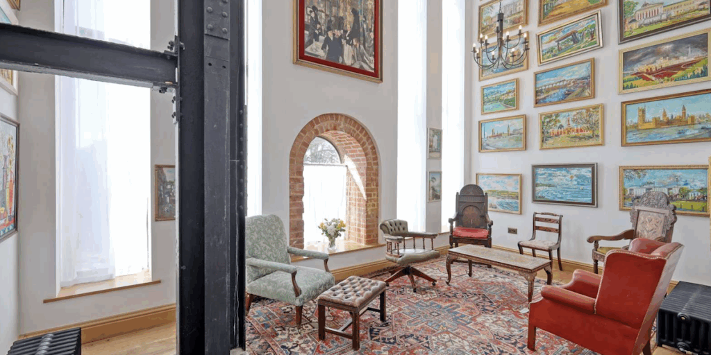 Det dubbelhöga vardagsrummet ramar in utsikten över floden Alde som ett levande panorama. (Foto: Savills)