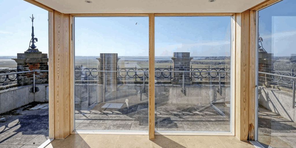 Längst upp väntar en glasad takpaviljong med utsikt i alla riktningar. (Foto: Savills)