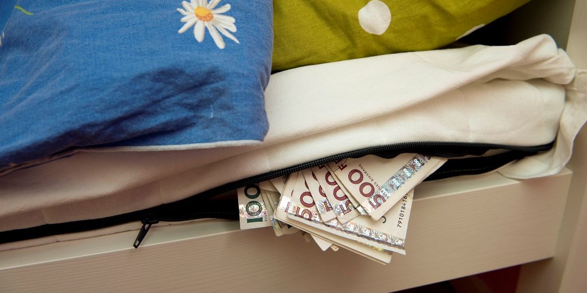 Svenskarnas buffert ryker: Så många tvingas ta av sparandet