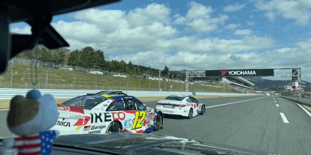 Nascar och MAGA på plats i Japan. (Foto: USAmbJapan på X)