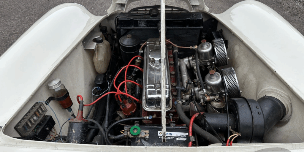 Under huven sitter en motor på omkring 70 hästkrafter, kopplad till en treväxlad låda. (Foto: Bilweb Auctions)