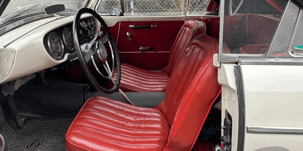 Runt en miljon kronor får du hosta upp men du får en bit historia. (Foto: Bilweb Auctions)