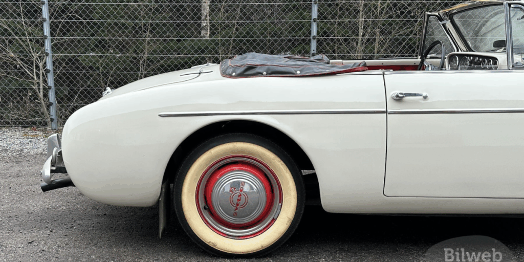 Charmiga däck och fälgar, så som det var förr. (Foto: Bilweb Auctions)