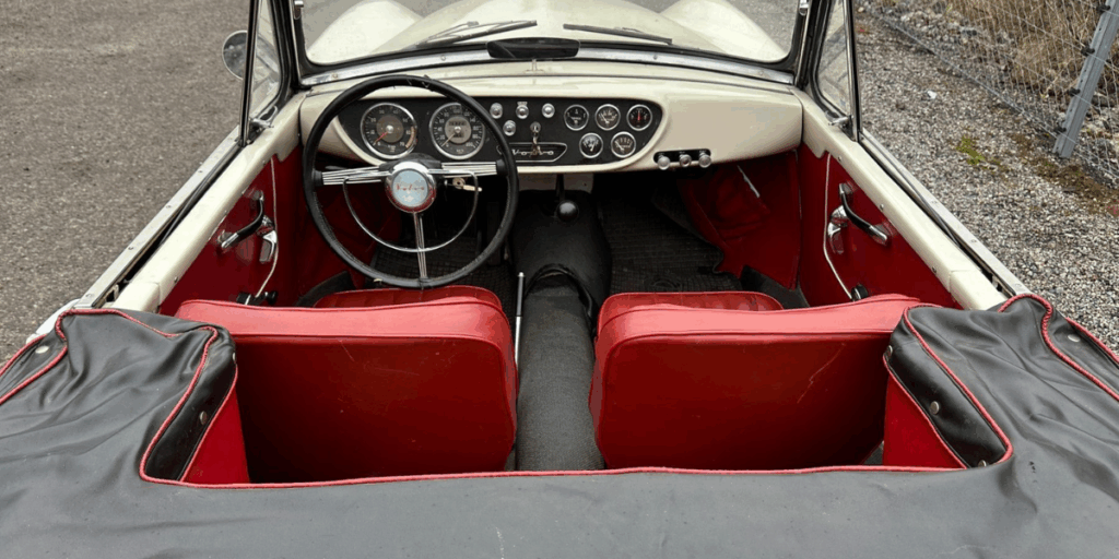 Två bekväma, nåja, stolar i fram. (Foto: Bilweb Auctions)