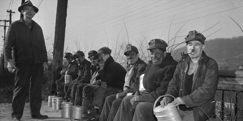 Arbetare lämnar Black Diamond-gruvan i Monongahela, Pennsylvania, 1946. (Foto: TT)