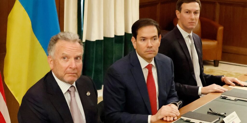 Specialsändebudet Steve Witkoff, vänster, USA:s utrikesminister Marco Rubio, mitten, och Jared Kushner deltog i ett möte med ukrainska t