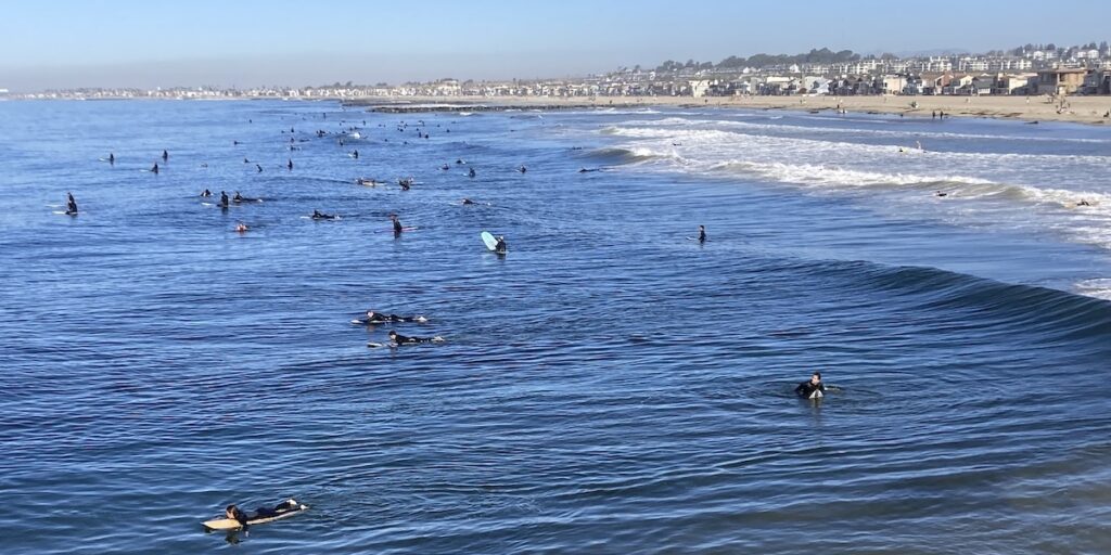 Kalifornien är känt för sina långa stränder och aktiviteter som surfing. Nu vill oljeindustrin kunna borra olja utanför kusterna i större utsträckning.