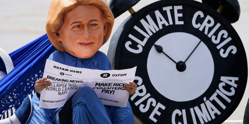 Inför klimatmötet verkar världens länder inte tillräckligt förberedda. På bilden syns en docka som föreställer EU-kommissionens ordförande Ursula von der Leyen vid COP30.