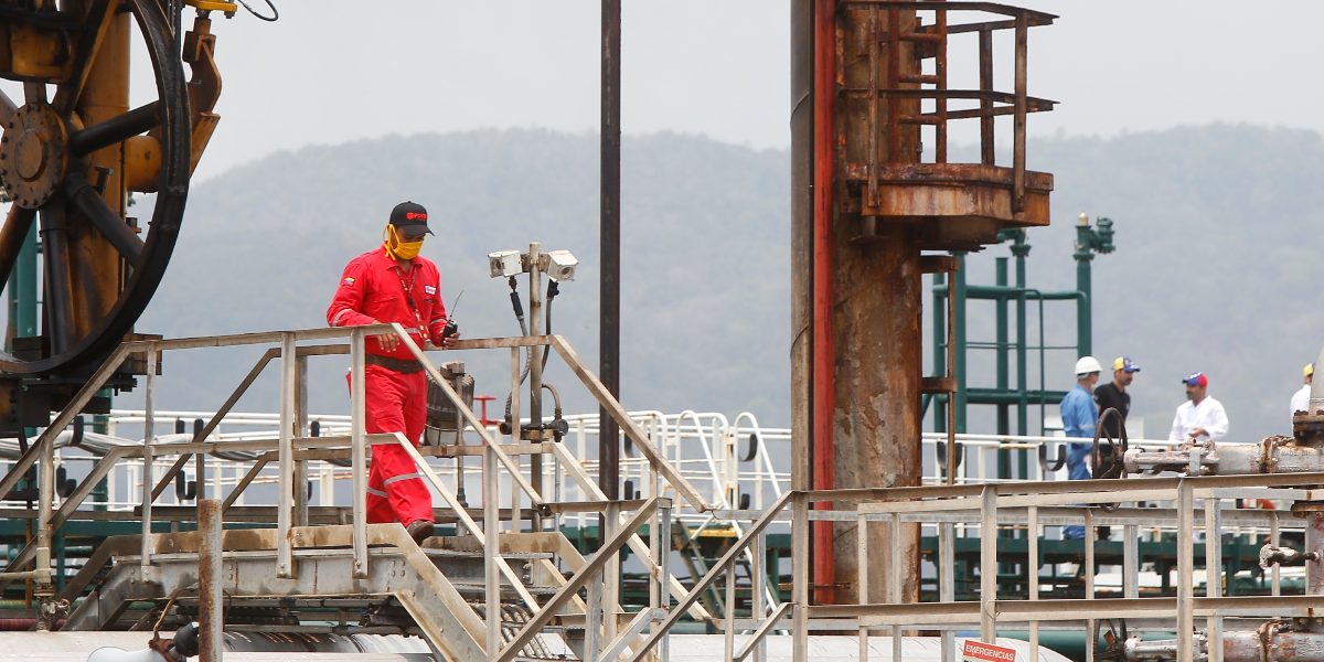 Enorma oljelager flyter runt – kan pressa priset rejält