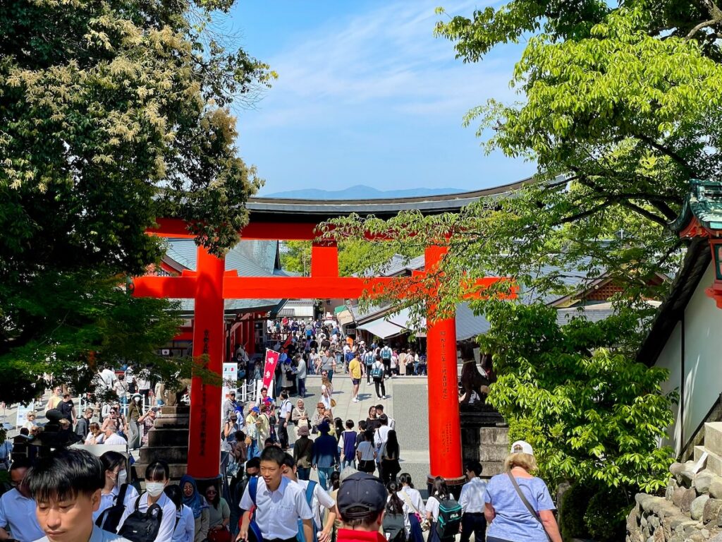 Besökare trängs på Kyotos gator.