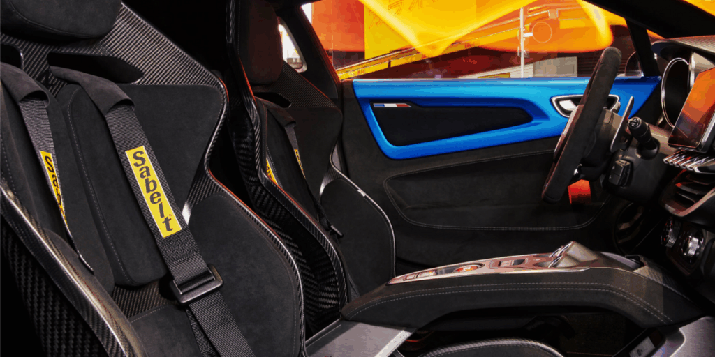 Riktiga sportstolar eftersom bilen är skapt för banan. (Foto: Alpine)