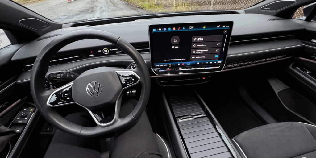 Såhär ser det ut i förarmiljön. Fortfarande samma dumma touchknappar. (Foto: Åsa Wallenrud)