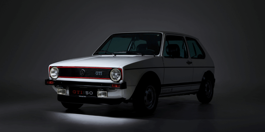 Fen gamla klassiska modellen med sin röda rand runt grillen. (Foto: Volkswagen)