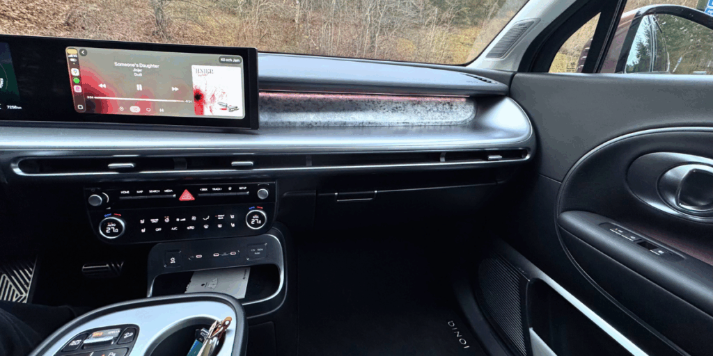 Det är den här silvriga ytan som är ren plast och förtar lite av den lyxiga känslan. (Foto: Åsa Wallenrud)