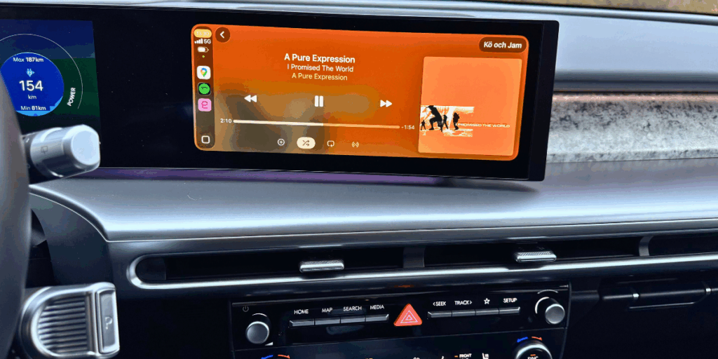 Apple Car play så klart men även bilens egna menyer och mjukvara fungerar rätt bra. (Foto: Åsa Wallenrud)