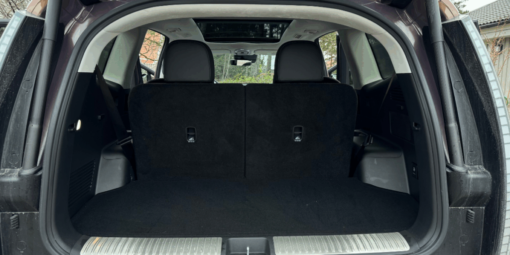 Lastutrymme med tredje raden uppfälld. (Foto: Åsa Wallenrud)