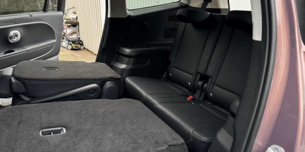 Tredje raden är lite stelare och har en sämre lutning på ryggstöden men min passagerare klagade inte. (Foto: Åsa Wallenrud)